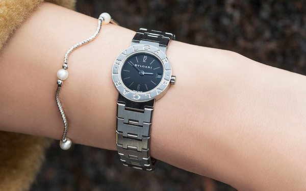 とても綺麗なブルガリの腕時計正規品ですね。お値下げさせていただきました。男女兼用でご使用いただけますね