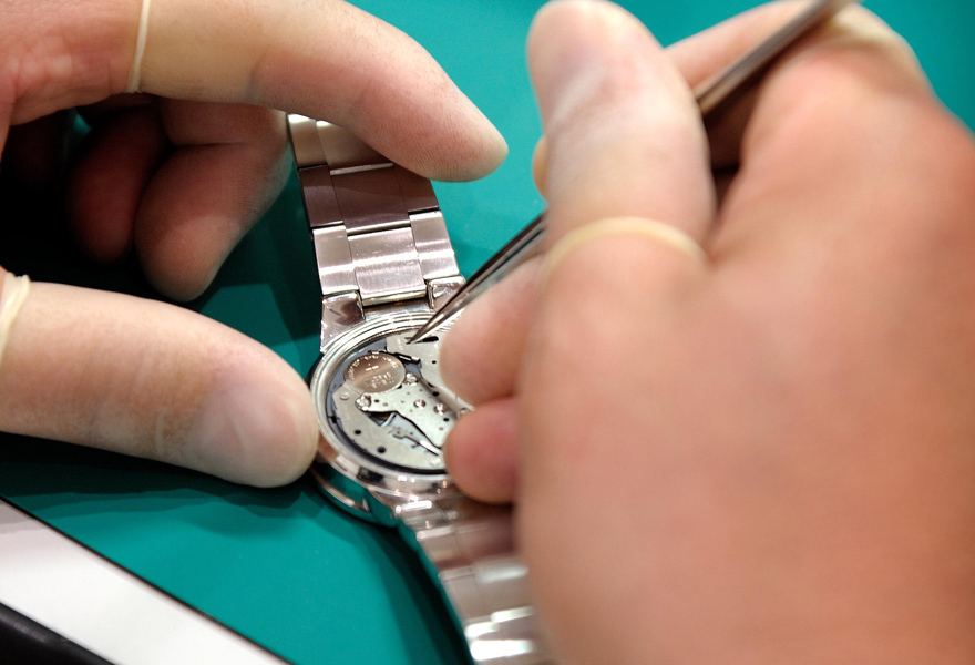 クォーツ式腕時計の電池交換、適切なタイミングは？ | 高級腕時計専門 ...